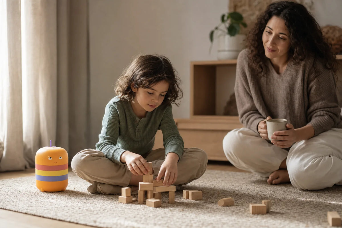 Kind baut mit Holzklötzen auf dem Teppich, daneben die bildschirmfreie Hörbox Ohrlaf – ein Alltagsbild zur Frage, wie viel Bildschirmzeit gesund ist.