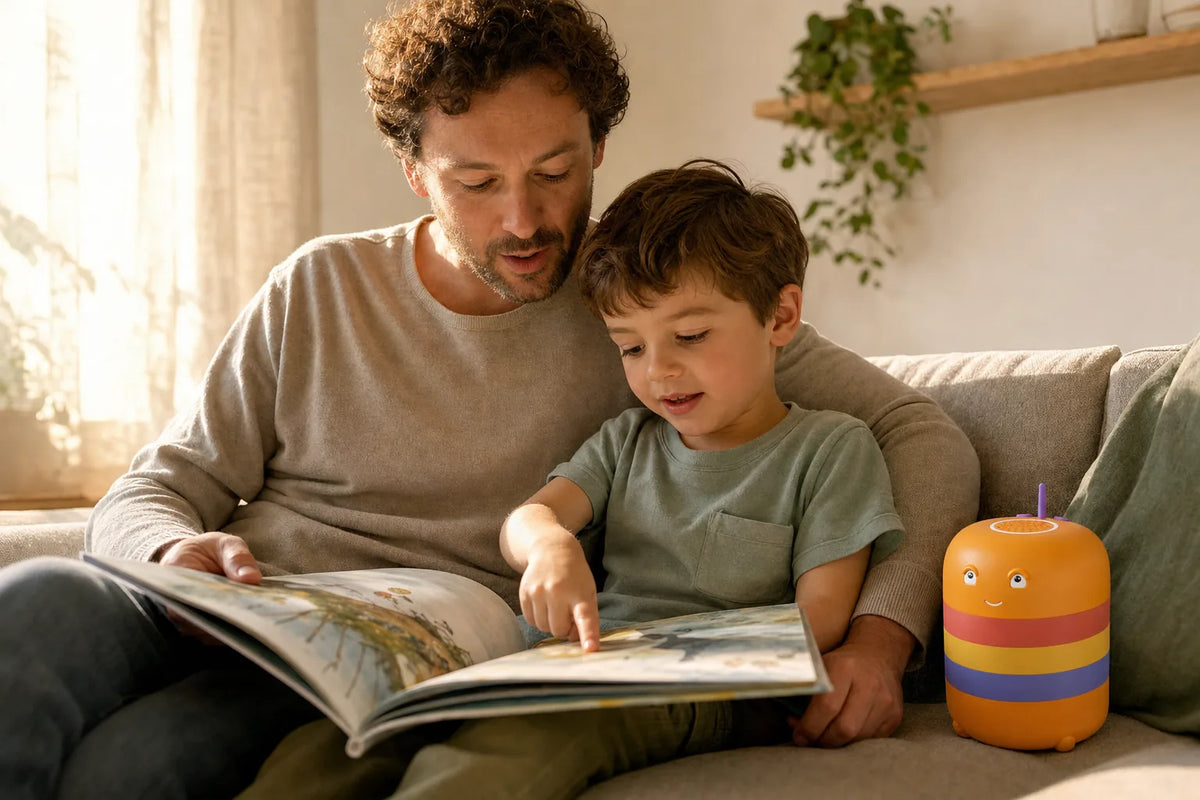 Ein Vater liest seinem Sohn auf dem Sofa aus einem Bilderbuch vor – Kindern vorlesen als ruhiges Ritual am Nachmittag.